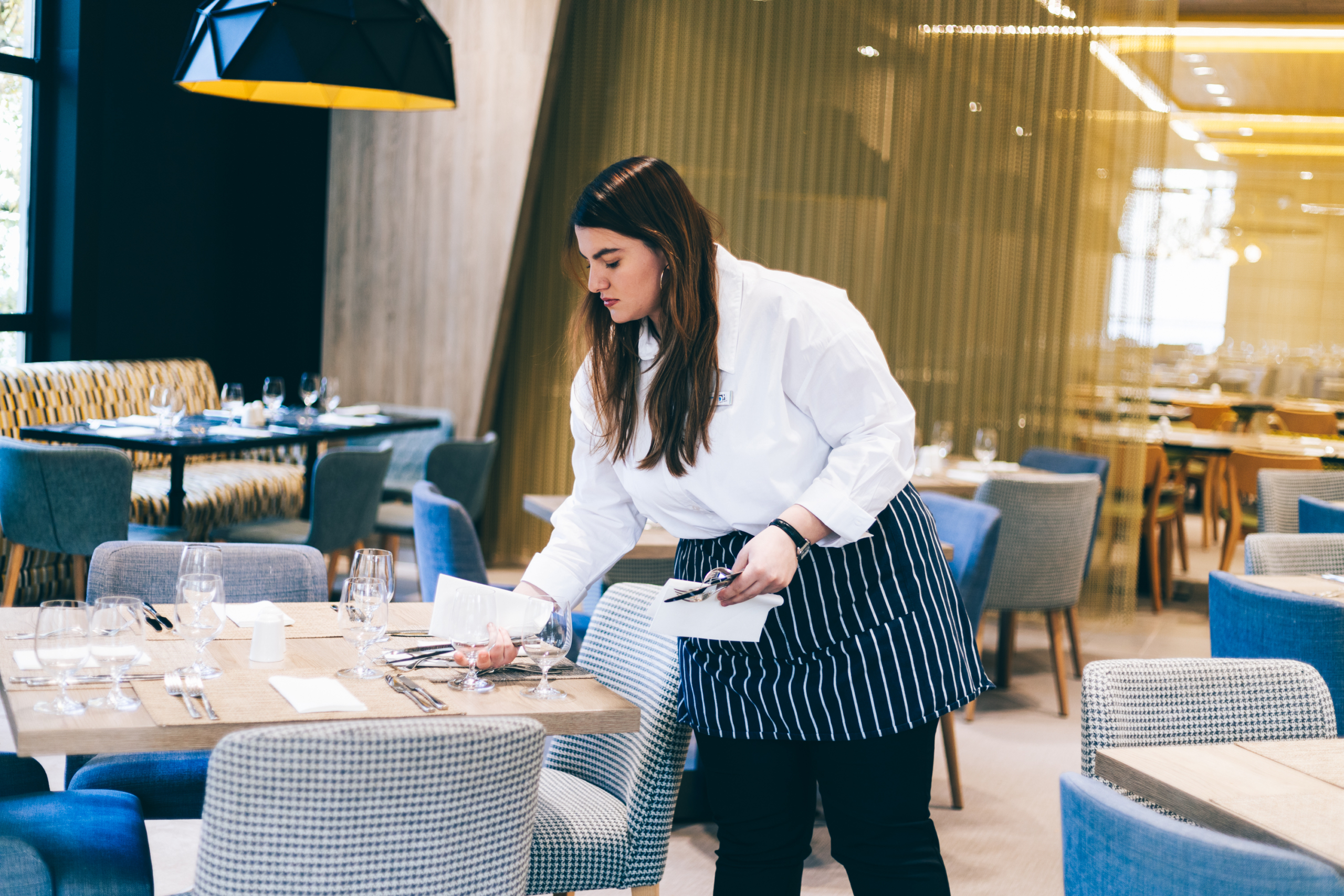 waiter-student-meoutpro-5-2-scaled.jpg